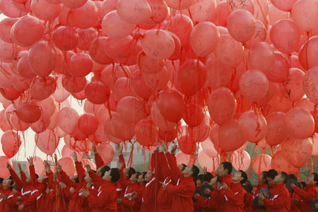 Schoolchildren release balloons to hail 2008 Olympic Games