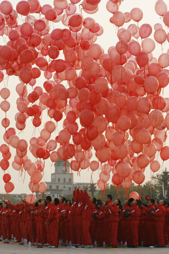 Schoolchildren release balloons to hail 2008 Olympic Games