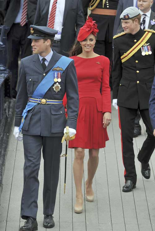 UK queen joins giant jubilee flotilla in London