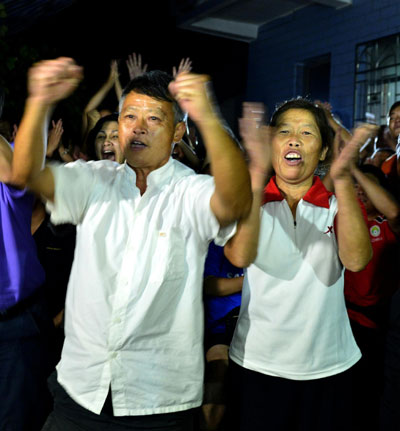 Family cheer on Wang's win in weightlifting match