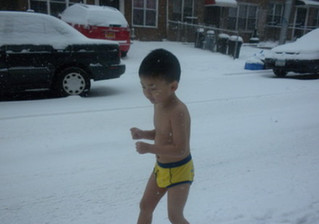 Proud dad records 4-yr-old boy run in snow