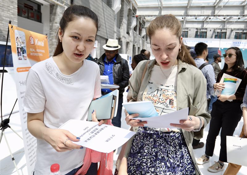 International students job hunt at career fair in Beijing