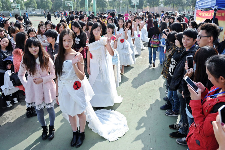 Toilet paper wedding dress to advocate low carbon lifestyle