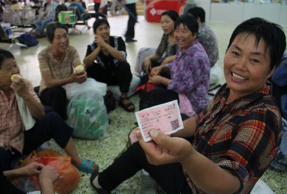 Henan: First cotton pickers' train heads to Xinjiang