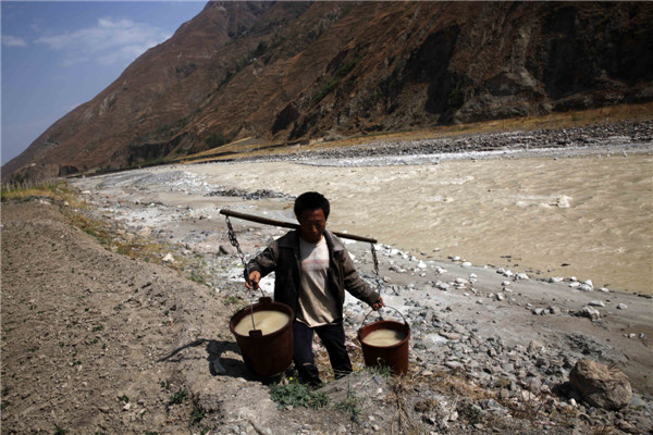 Apology for China's polluted 'milk' river