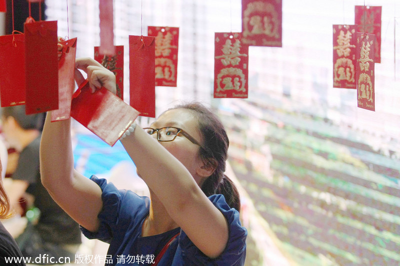 5-karat diamond on display at Chongqing wedding expo