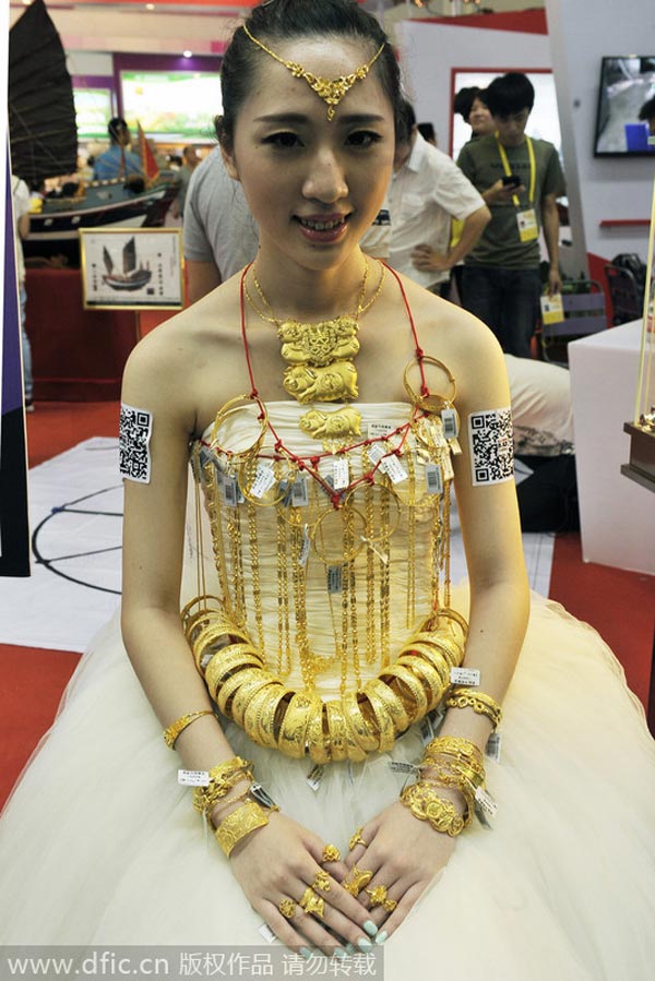 Jewelry stores try many stunts to promote gold