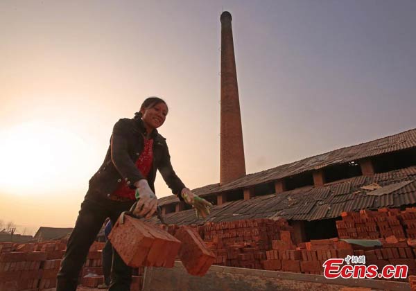 Traditional way of baking bricks in Hubei continues