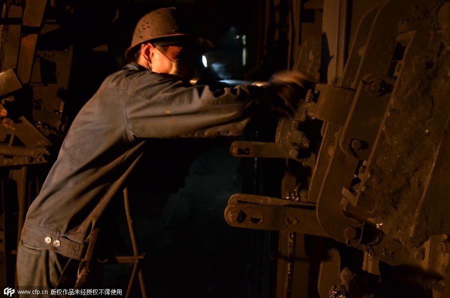 The dual life of a coke oven cleaner in Henan