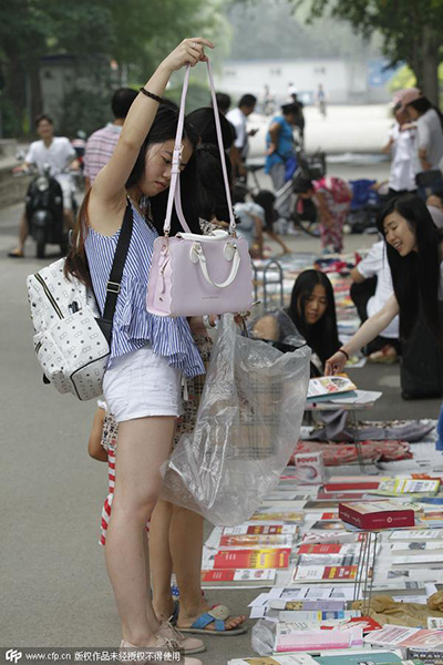 Flea markets boom during graduation season