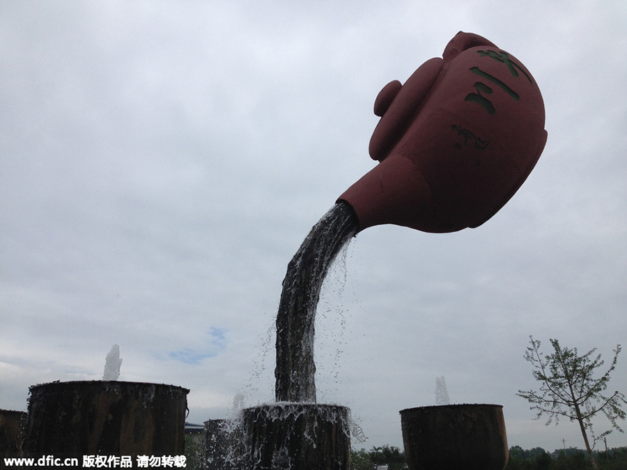 Fancy sculptures sparkle in Chongqing