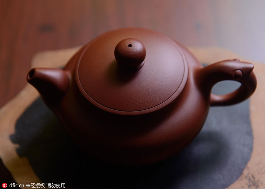 Teapot craftsman makes innovation, passes down techniques