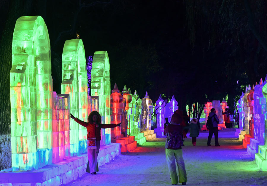 Snow sculptures and ice lanterns heat up Harbin