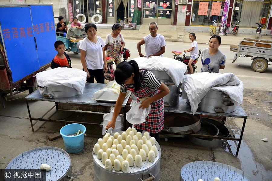 Young entrepreneurs sell steamed bread like hotcakes