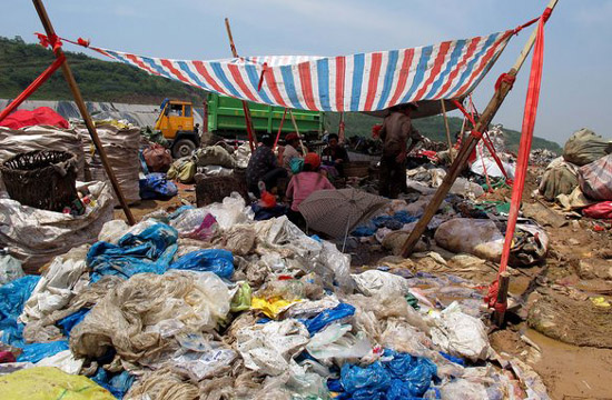 Landfill in Xi'an attracts treasure hunters