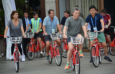 High-level guests head out on town for some shopping