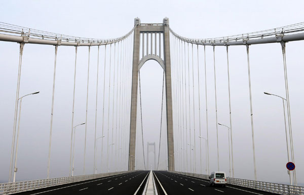 New suspension bridge over Yangtze in E China