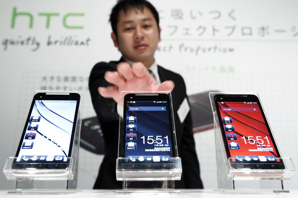 HTC shrugs off Apple battle