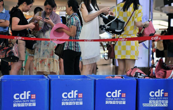 Sanya's duty-free shop attracts tourists