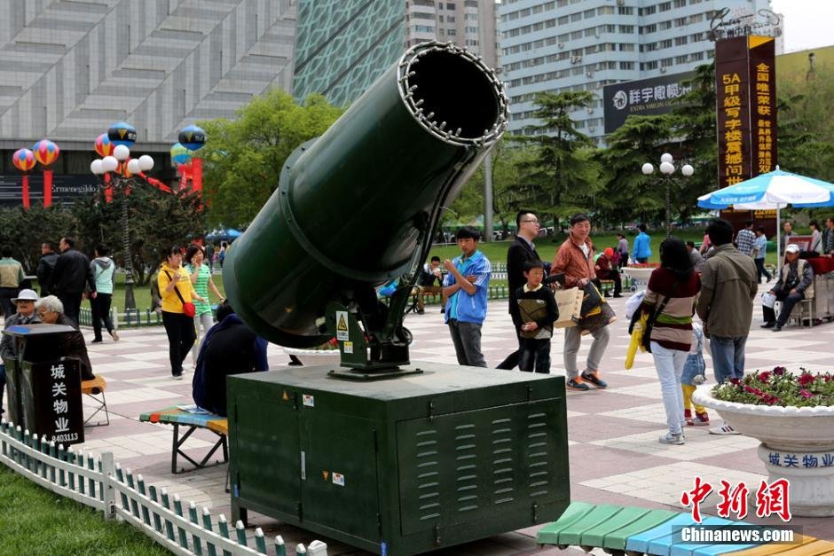 Huge mist cannons attract people in Lanzhou