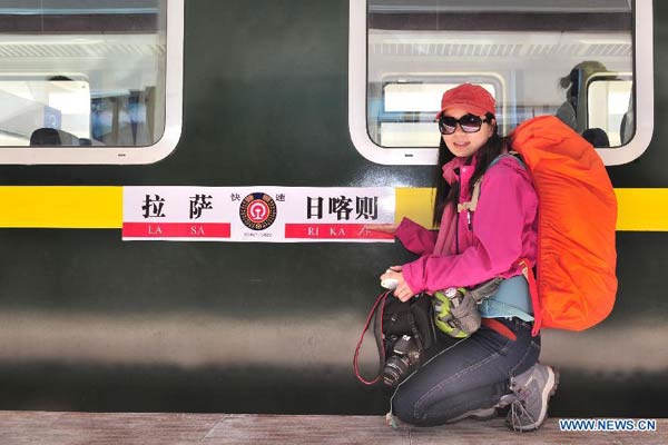 Passenger transport starts on Tibet's new railway