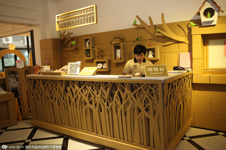 Eating with carton-made hotpot in Shanghai