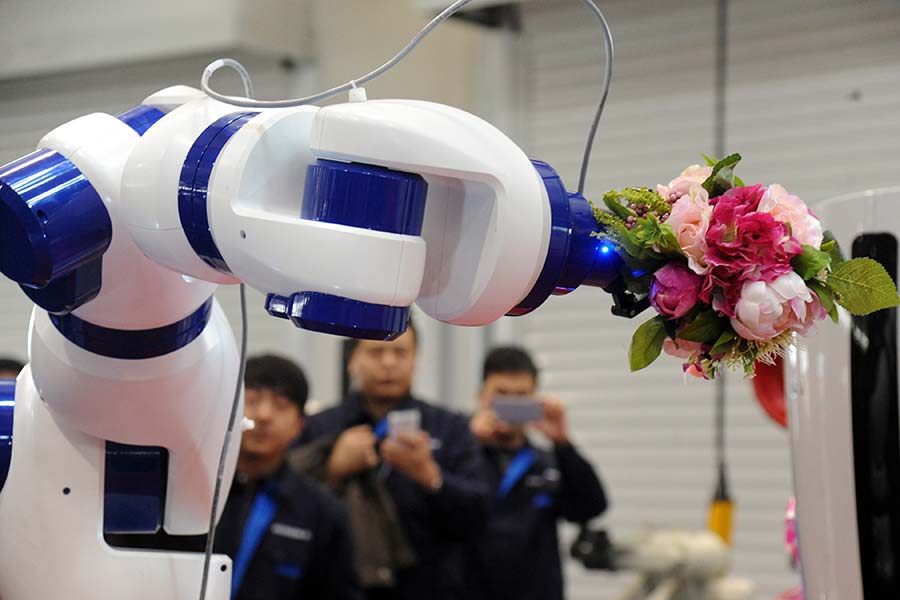 Robots serve at group wedding ceremony in Shenyang