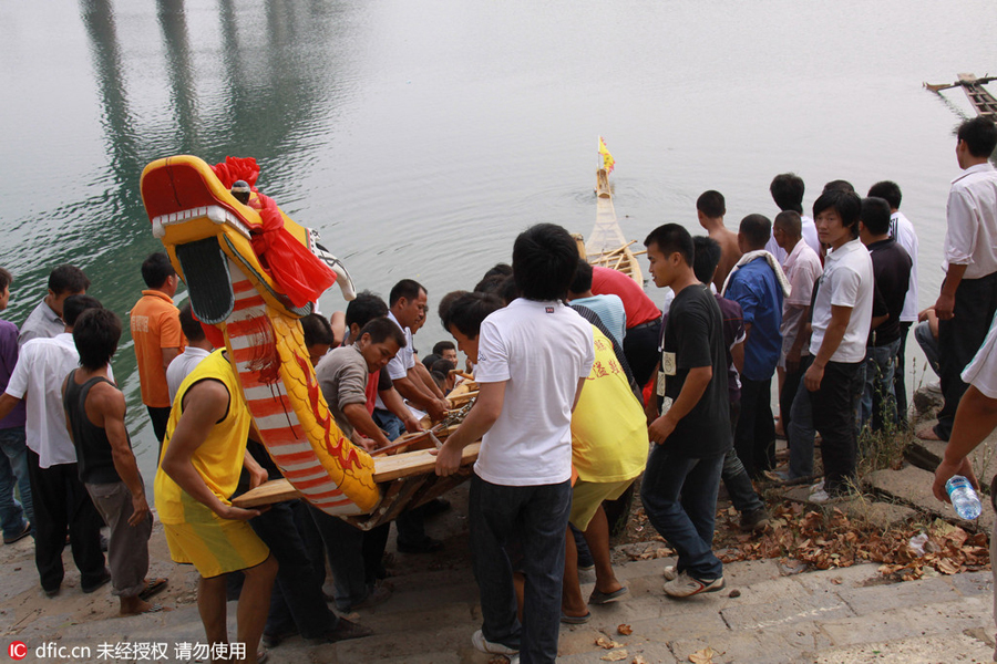 Elderly man carries on 1,000-year old dragon boat craft