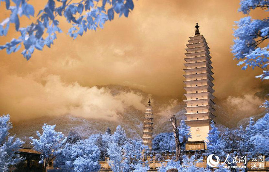 Iconic pagodas turn into a dreamland in infrared photos