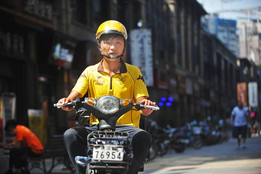 Courier delivers meals under scorching heat