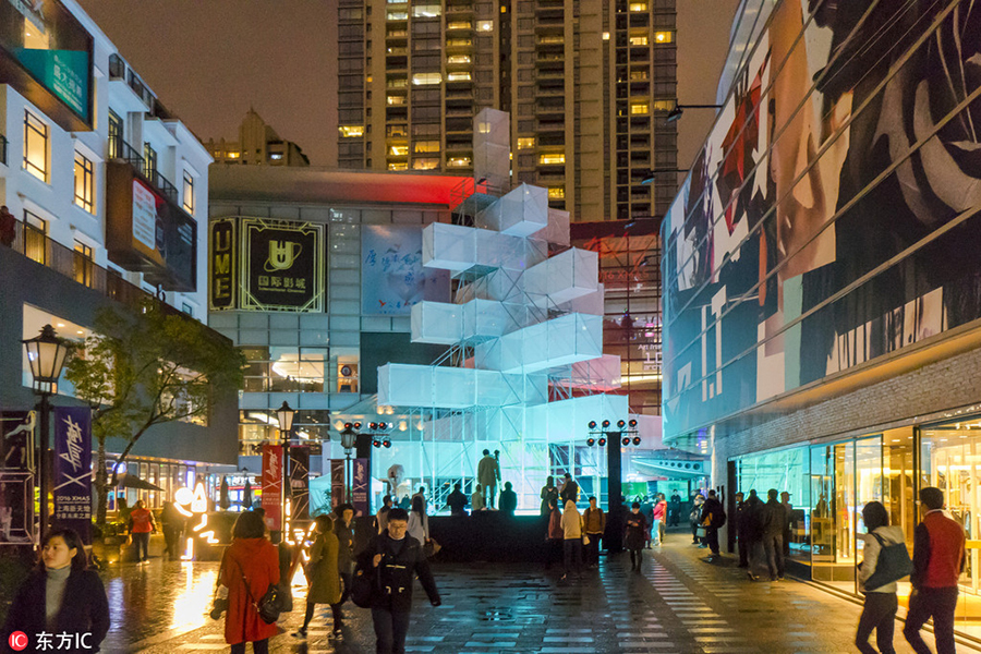 Christmas atmosphere heats up in China