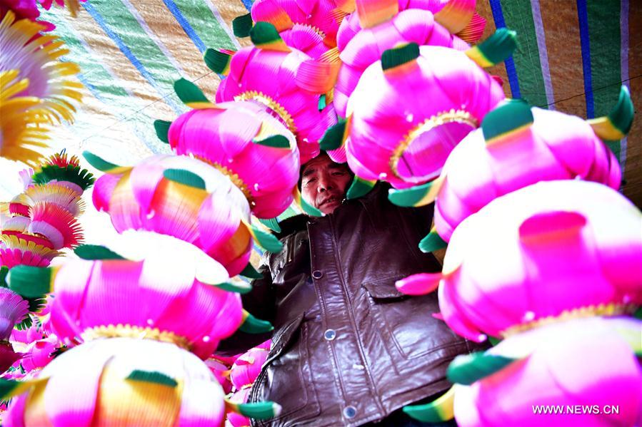 Villagers in Henan busy making lanterns to ensure market supply