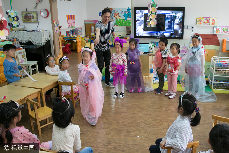 Shanghai father makes 100 dresses for daughter