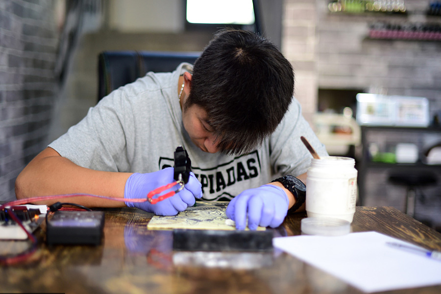 Unable to hear or talk, tattoo artist creates magic with hands