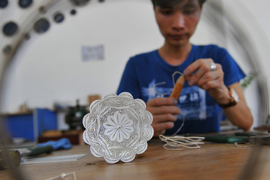 Hand-made silver mooncakes eagerly sought at market