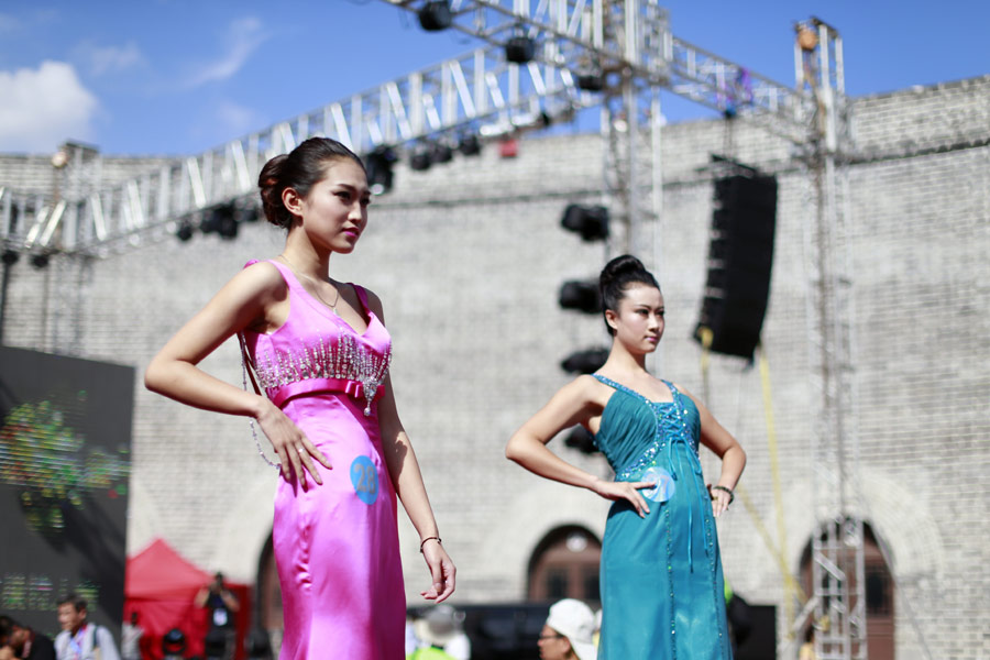 Vintage cars exhibited at auto cultural festival in China's Shanxi