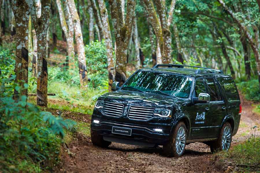 Lincoln Navigator SUV crosses Yunnan