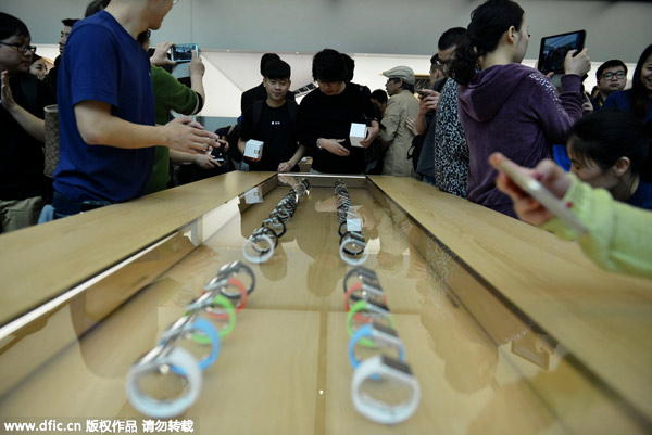 Fans queue to get their hands on Apple Watch