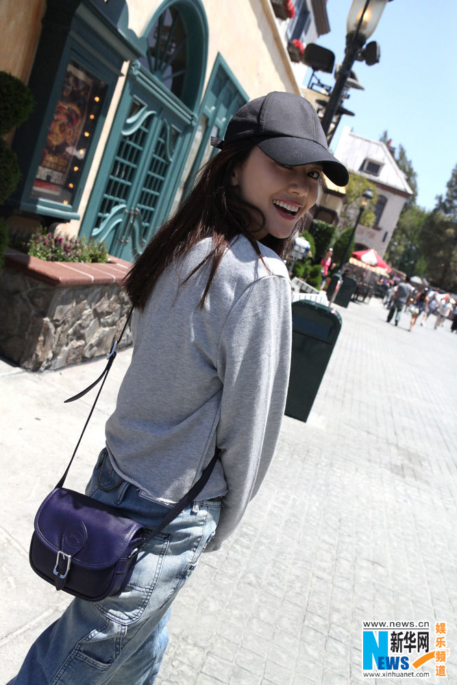 Gao Yuanyuan poses for photos in California