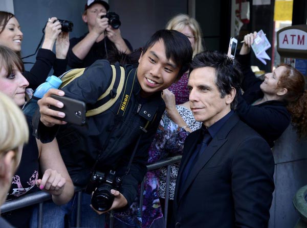 Ben Stiller casts prints in TCL Chinese Theatre