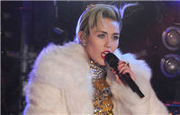 Miley Cyrus is hooking up with Jared Leto?