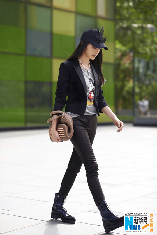 Street snaps of actress Yao Chen