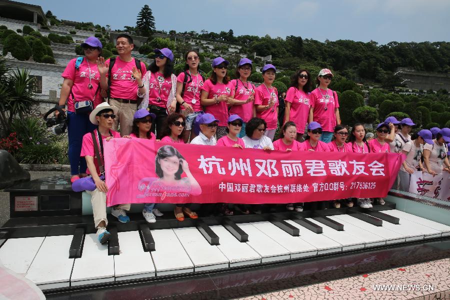 Fans mark death anniversary of Teresa Teng in Taiwan