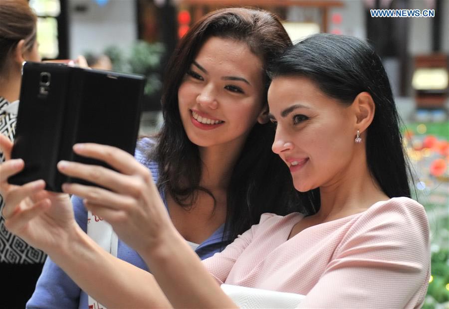 Finalists of Miss World take selfies