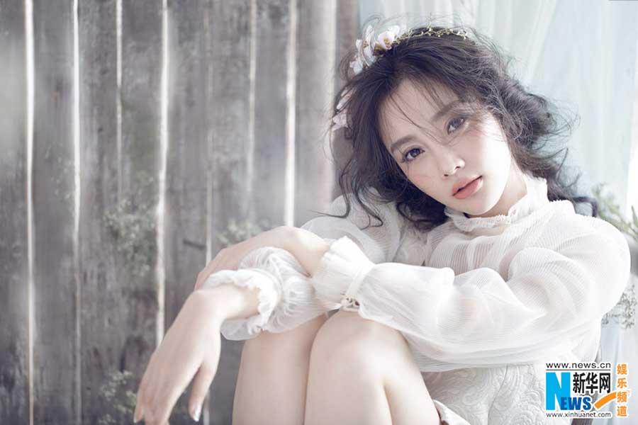 Actress Li Xiaolu releases bridal fashion shots