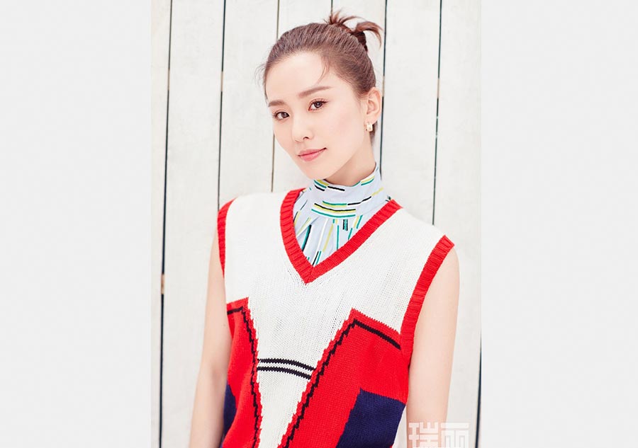 Newlywed Liu Shishi poses for photos