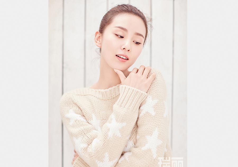 Newlywed Liu Shishi poses for photos