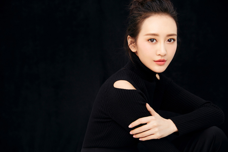 Actress Wang Ou releases fashion photos