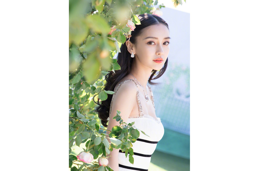 Fashion queen Angelababy releases fashion photos