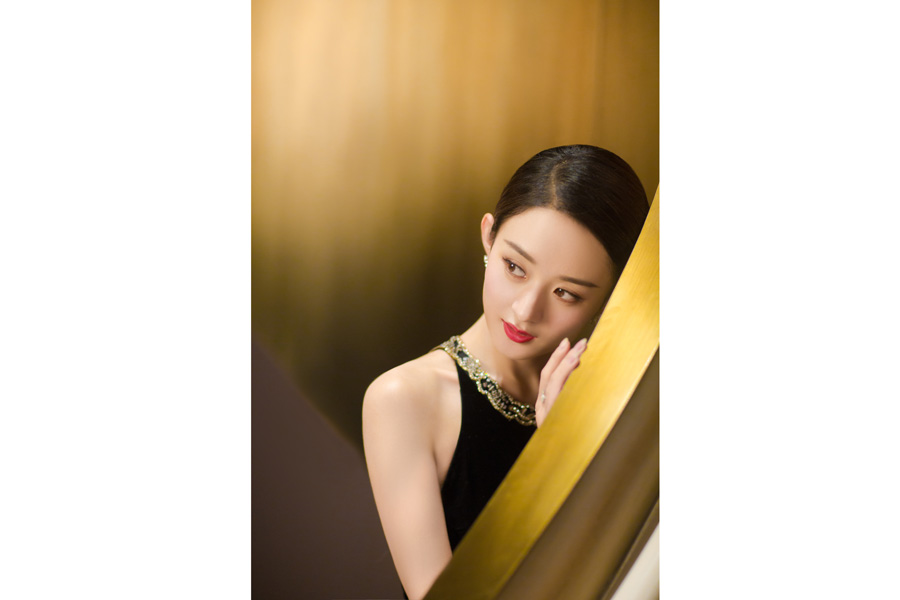 Actress Zhao Liying releases fashion photos